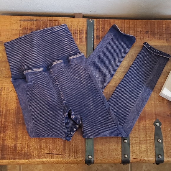 💙 Free People Ultra High Rise Happiness Runs Leggings 💙 - Picture 15 of 16